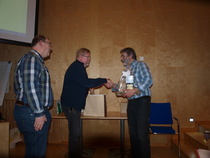 Mustaruutijaosto muisti lisäksi Juha Terkolaa. Lahjan ojensivat jaoston puheenjohtaja Jyrki Grönroos (vas) ja sihteeri Hannu Jyrä.