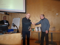 Kiväärijaosto muisti M50 sarjaan siirtynyttä Pasi Mäenpäätä. Lahjan ojensi jaoston puheenjohtaja Uolevi Piispanen.