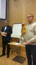 Puheenjohtaja Asko Terkola ja rahastonhoitaja Rauno Elo valmiina palkintojen jakoon