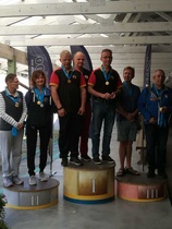 Asentokilpailun joukkueet podiumilla, vasemmalla Myllykosken Ampujat, voittaja SaSA (Haklin, Hovila, Ratamo) ja pronssilla Raseborgs Skyttar.
Kuva: Eeva Kyrönlahti