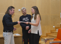 Haulikkojaoston edustajat Janne Ahlroos (vas) ja Pasi Saarinen ojensivat kannustuspalkinnon Liina Laineelle