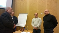 Mikko Hammarberg luovutti palkintonsa haulikkojaoston jaettavaksi nuorelle ja kehityskelpoiselle skeet-ampujalle, palkintoa vastaanottamassa Arto Timonen