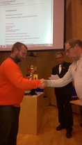 Vuoden nuorten valmentaja palkinnon ansainnut Rami Wessman saa pokaalin Rauno Elolta