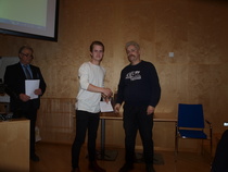 Haulikkojaosto palkitsi Ville Määttäsen. Palkinnon ojensi jaoston puheenjohtaja Pasi Saarinen.