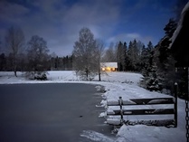 Mökki saunalta päin kuvattuna