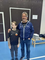 Niilo pääsi yhteiskuvaan kisoja seuranneen ampujalegenda Juha Hirven kanssa