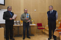 Sihteeri Jorma Koskelle SAL:n hallitus oli myöntänyt Kultaviirin, nro 36. Liittovaltuuston puheenjohtaja Asko Terkola välitti Risto Aarrekiven terveiset