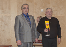 asiantuntijalle Tuomo Kamppiselle (LAS) ojennettiin SaSA:n viiri.