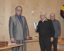 Ex-varapuheenjohtaja Reino Laaksoselle ojennettiin SAL:n viiri.