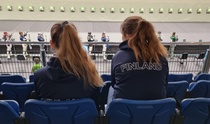 Sonja ja Minea seuraa Aleksi Kasin kilpailusuoritusta
