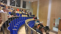 Vuosikokouksen osanottajia