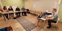 Samaan aikaan kahvilan puolella opiskellaan pistoolin I-tason tuomarikurssilla.